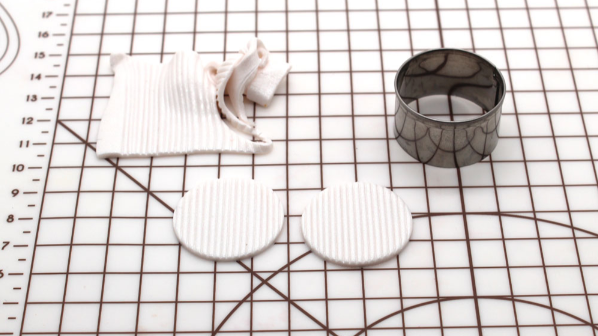 Boucles d'oreilles chips striées en pâte polymère nacrée : Etape 2 Boucles d'oreilles chips striées en pâte polymère nacrée : Etape 2