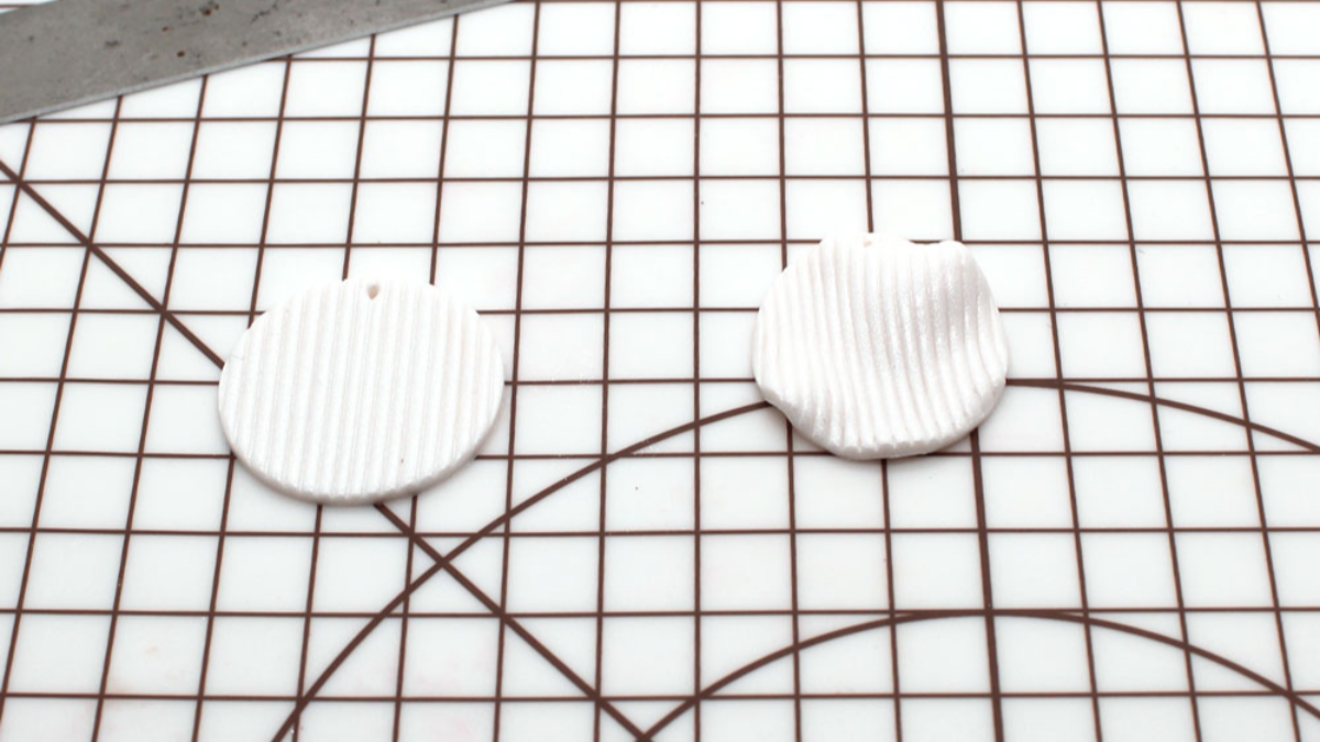 Boucles d'oreilles chips striées en pâte polymère nacrée : Etape 3 Boucles d'oreilles chips striées en pâte polymère nacrée : Etape 3