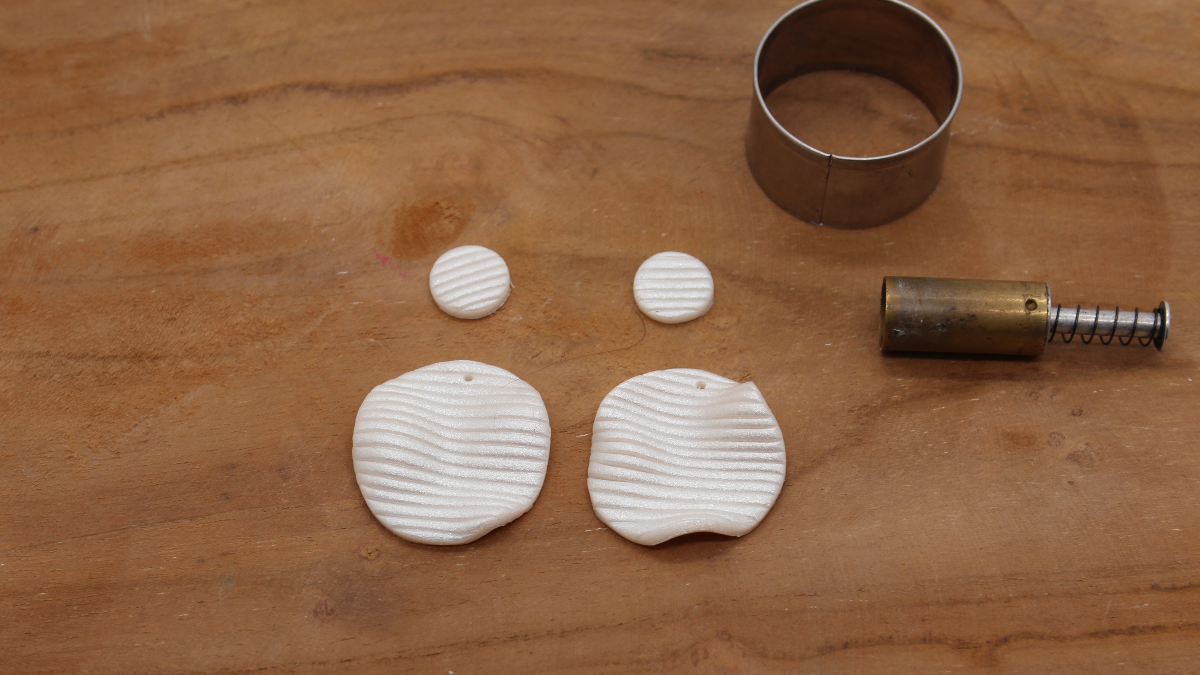 Boucles d'oreilles chips striées en pâte polymère nacrée : Etape 4 Boucles d'oreilles chips striées en pâte polymère nacrée : Etape 4