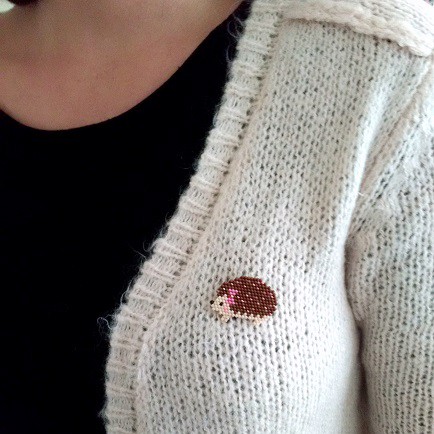 Schéma Broche motif hérisson en tissage brickstitch perles Miyuki