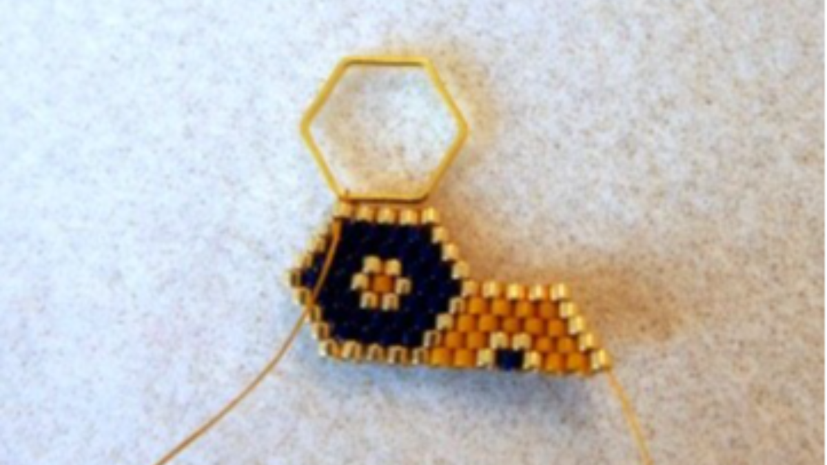 Bracelet intercalaire hexagonal et tissage brickstitch : Etape 3