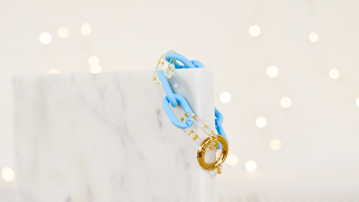 DIY Bracelet grosse maille bleu clair et maillons en résine Epoxy avec inclusion de petites étoiles. DIY Bracelet grosse maille bleu clair et maillons en résine Epoxy avec inclusion de petites étoiles.