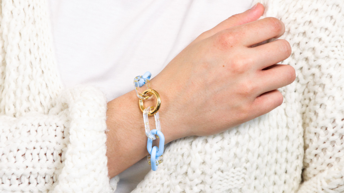 Schéma DIY Bracelet grosse maille bleu clair et maillons en résine Epoxy avec inclusion de petites étoiles.