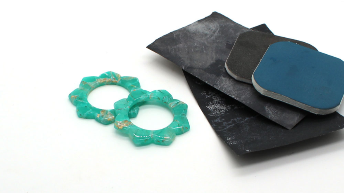 Boucles d'oreilles forme mandala et effet pierre en pâte polymère : Etape 10