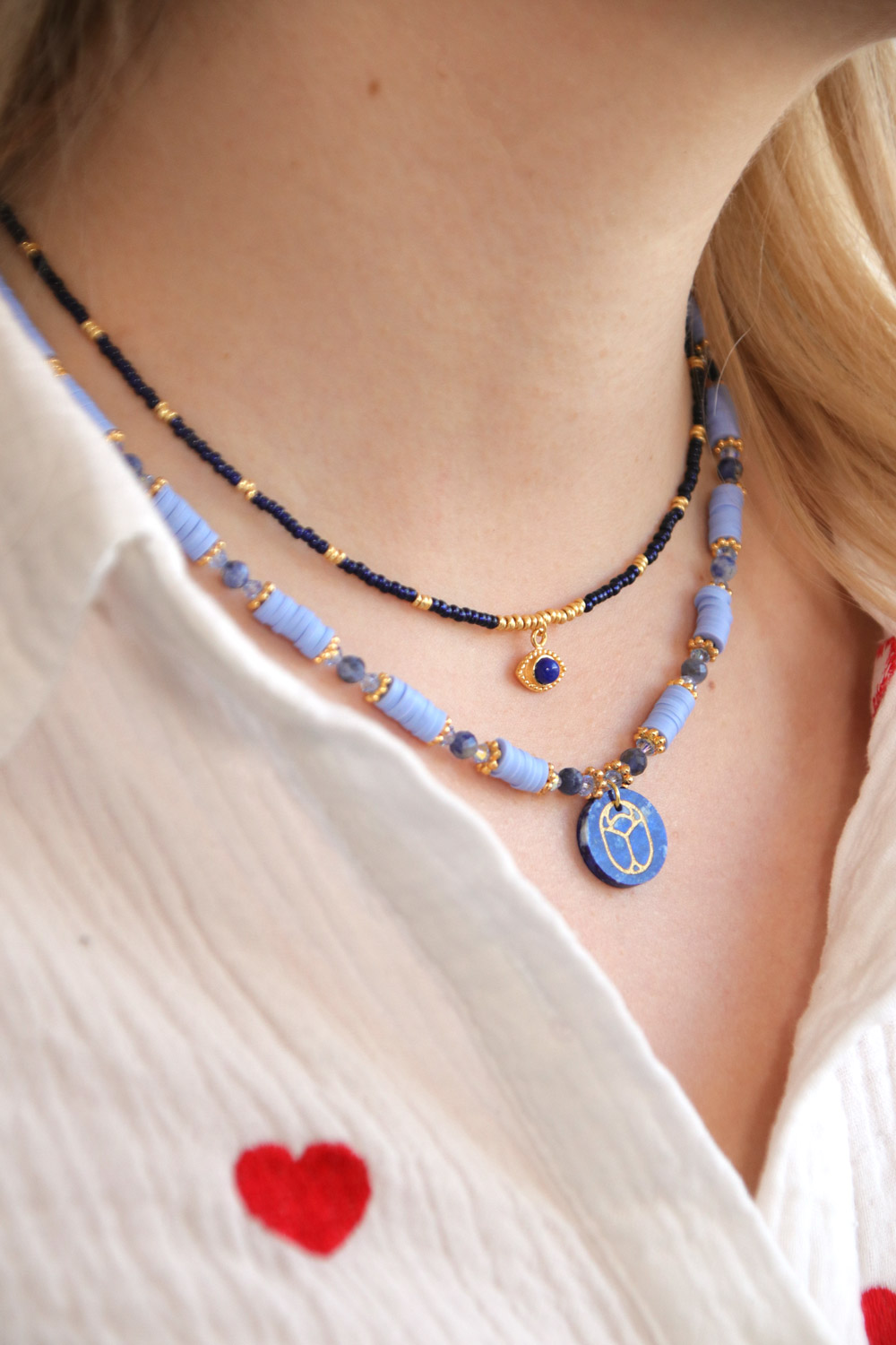 Schéma Duo de colliers gri-gri en sodalite et lapis lazuli pendentif scarabée