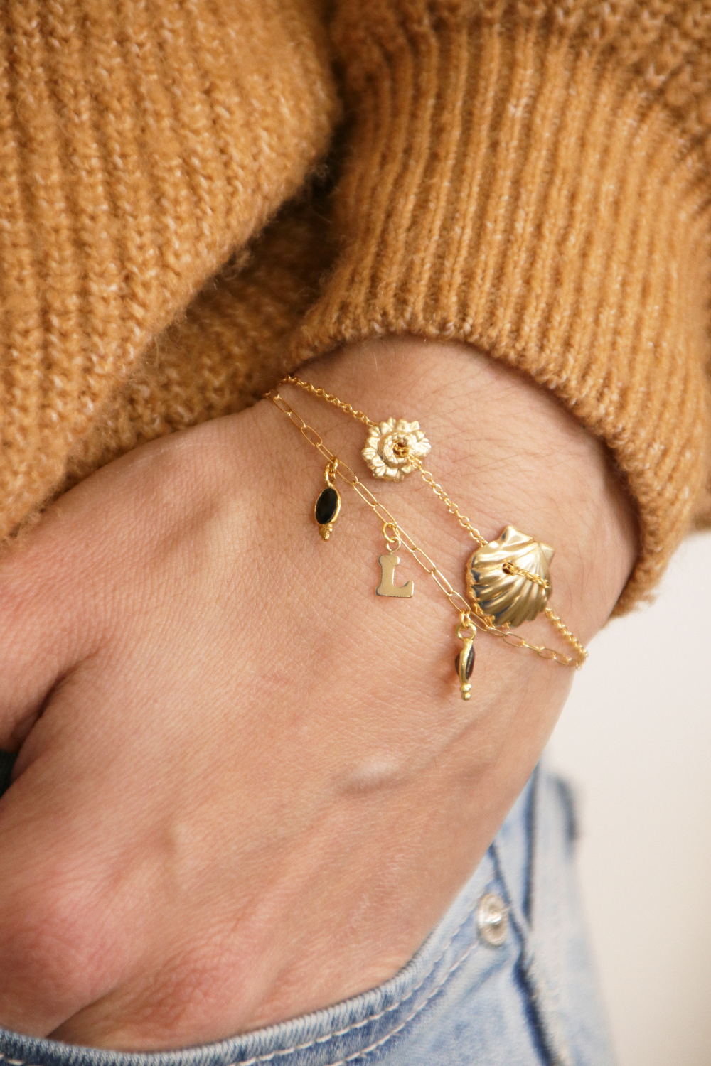 Schéma Tuto DIY Bracelet fin pour femme en gold filled (or laminé) avec coquillage et breloques grigri Quartz fumé