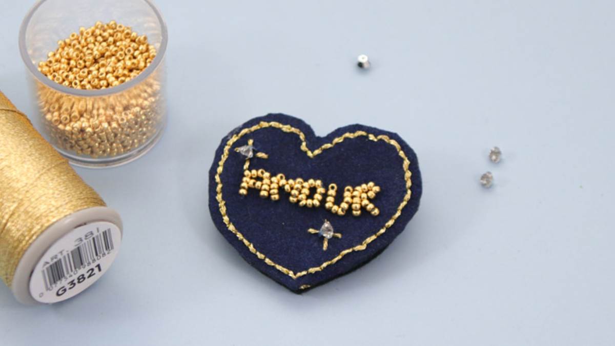Schéma Tuto Broche en perles broderie mot AMOUR