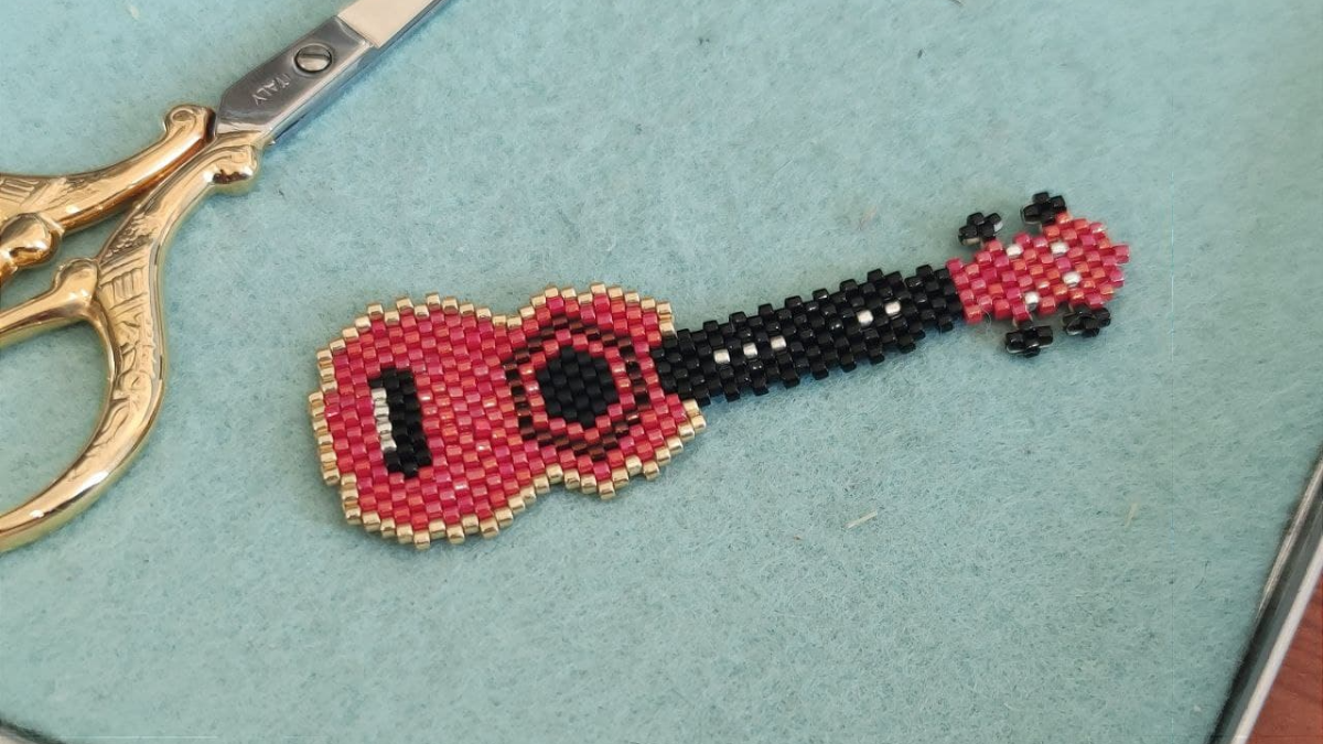 Tissage instrument de musique Ukulélé en perles Miyuki Delicas : Etape 2