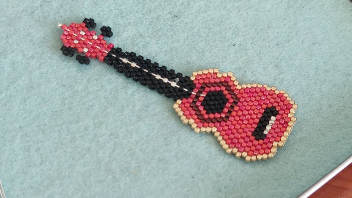 Tissage instrument de musique Ukulélé en perles Miyuki Delicas : Etape 4
