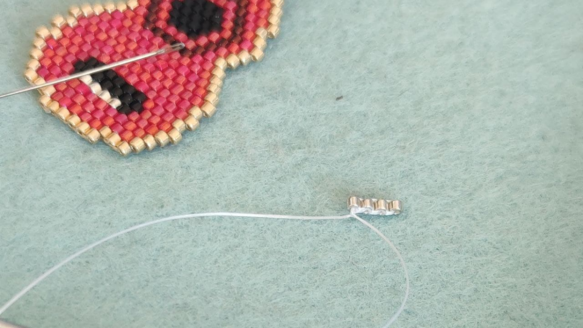 Tissage instrument de musique Ukulélé en perles Miyuki Delicas : Etape 6