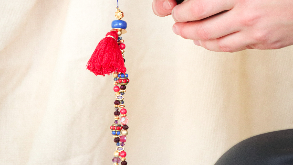 Schéma DIY Bijou de téléphone avec perles ethniques, cristaux Purecrystal, pierres gemmes et pompon Schéma DIY Bijou de téléphone avec perles ethniques, cristaux Purecrystal, pierres gemmes et pompon