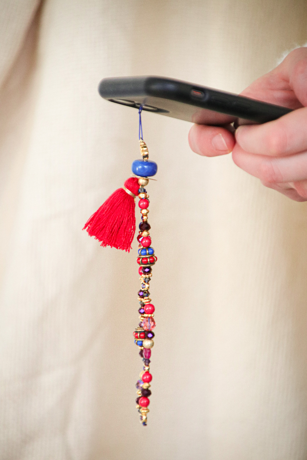 Schéma DIY Bijou de téléphone avec perles ethniques, cristaux Purecrystal, pierres gemmes et pompon Schéma DIY Bijou de téléphone avec perles ethniques, cristaux Purecrystal, pierres gemmes et pompon