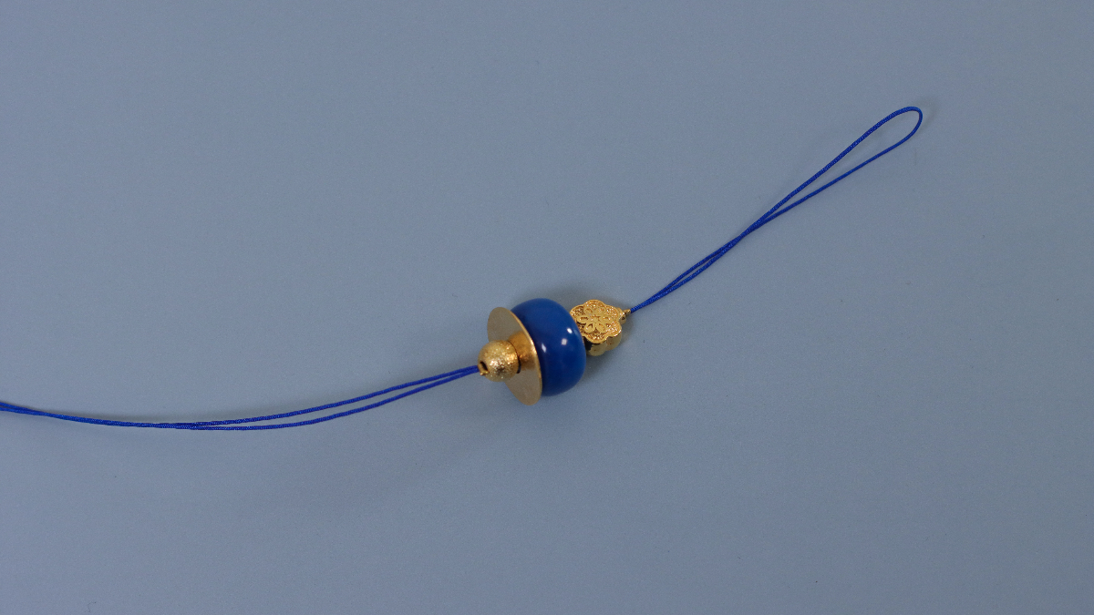 DIY Bijou de téléphone avec perles ethniques, cristaux Purecrystal, pierres gemmes et pompon : Etape 2 DIY Bijou de téléphone avec perles ethniques, cristaux Purecrystal, pierres gemmes et pompon : Etape 2