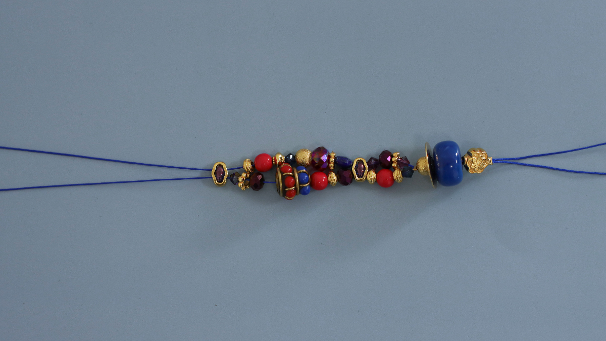 DIY Bijou de téléphone avec perles ethniques, cristaux Purecrystal, pierres gemmes et pompon : Etape 3 DIY Bijou de téléphone avec perles ethniques, cristaux Purecrystal, pierres gemmes et pompon : Etape 3