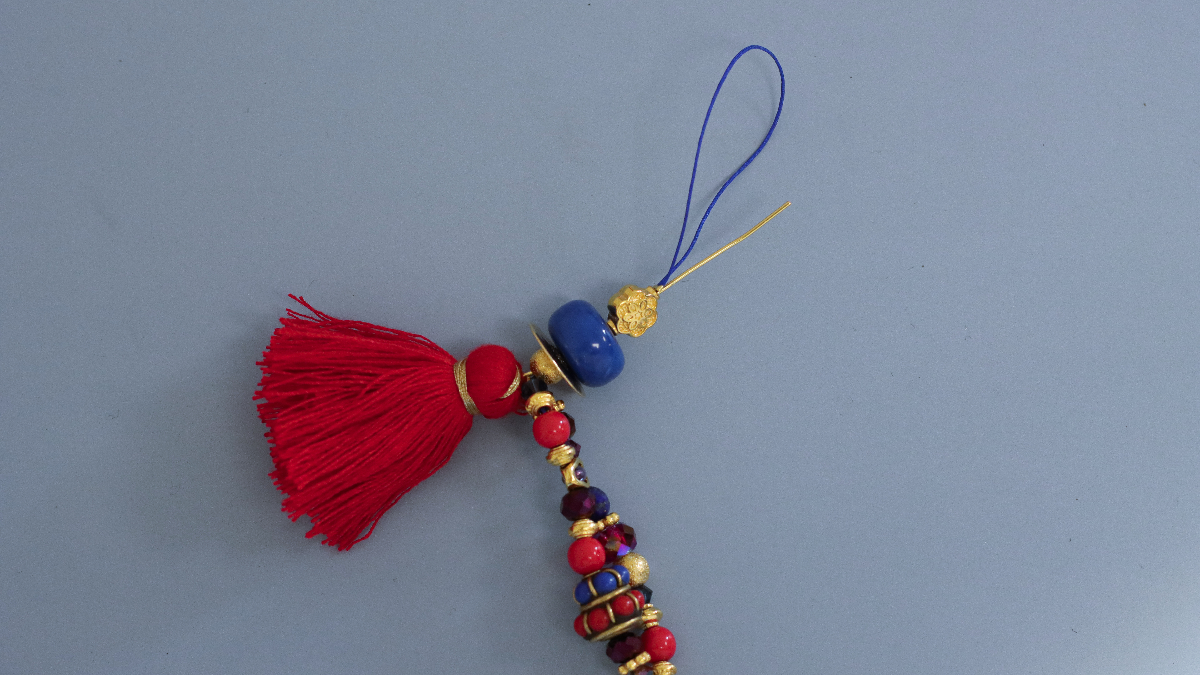 DIY Bijou de téléphone avec perles ethniques, cristaux Purecrystal, pierres gemmes et pompon : Etape 5 DIY Bijou de téléphone avec perles ethniques, cristaux Purecrystal, pierres gemmes et pompon : Etape 5