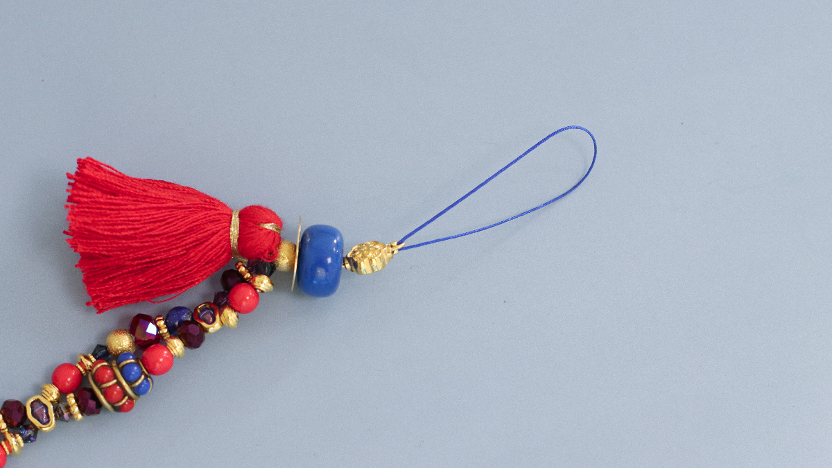 DIY Bijou de téléphone avec perles ethniques, cristaux Purecrystal, pierres gemmes et pompon : Etape 6 DIY Bijou de téléphone avec perles ethniques, cristaux Purecrystal, pierres gemmes et pompon : Etape 6