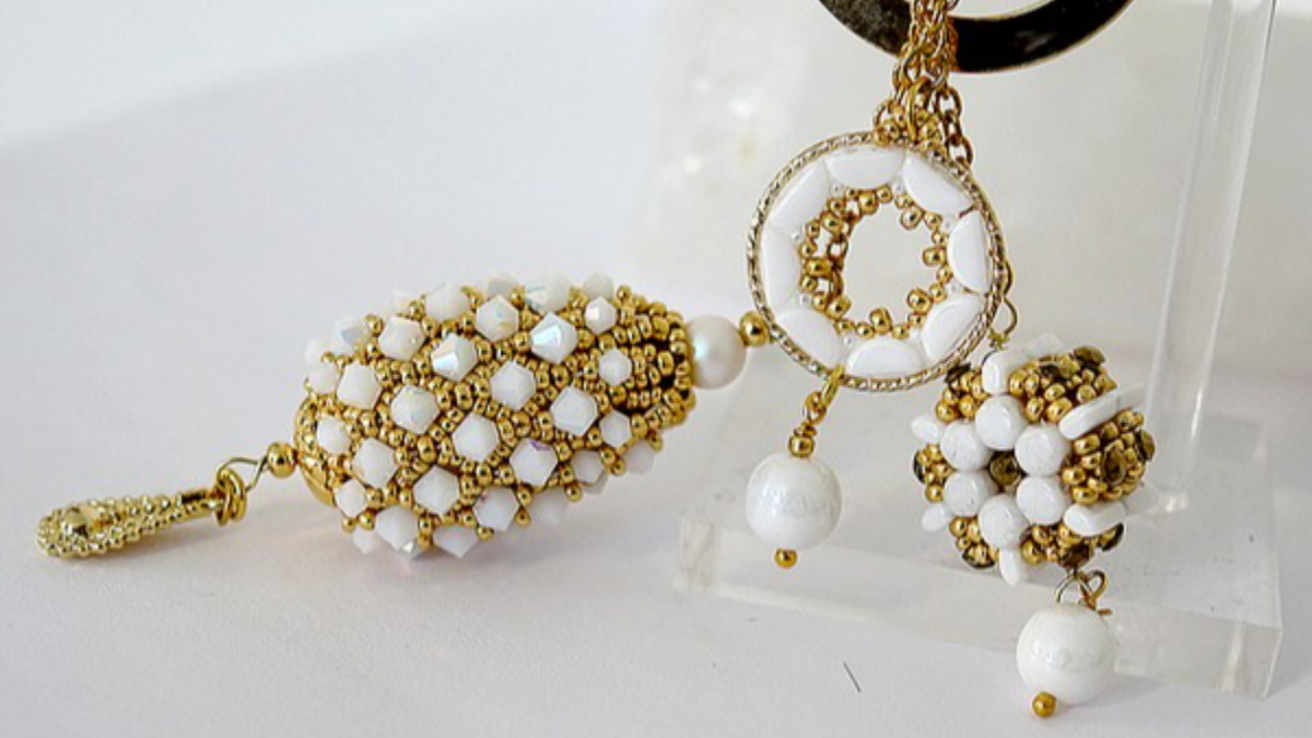 DIY Bijou de sac en perles perlées Victoria, Léa et Donuts par Puca et support en bois Jesse et Jack DIY Bijou de sac en perles perlées Victoria, Léa et Donuts par Puca et support en bois Jesse et Jack