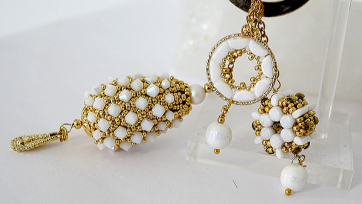 Schéma DIY Bijou de sac en perles perlées Victoria, Léa et Donuts par Puca et support en bois Jesse et Jack