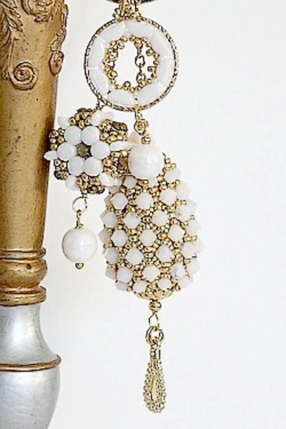 Schéma DIY Bijou de sac en perles perlées Victoria, Léa et Donuts par Puca et support en bois Jesse et Jack