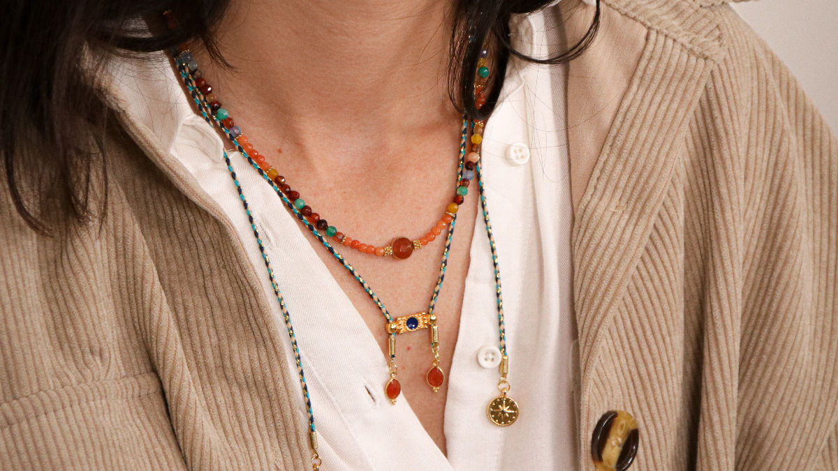 Schéma Stacking de colliers style bohème chic en pierres gemmes et breloques