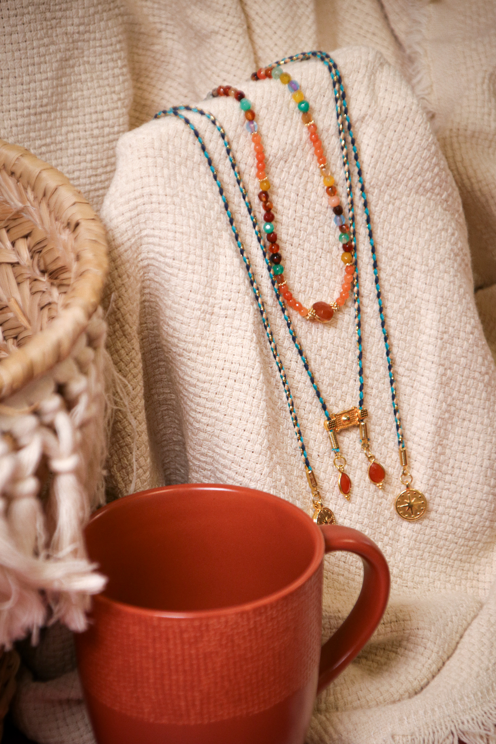 Schéma Stacking de colliers style bohème chic en pierres gemmes et breloques