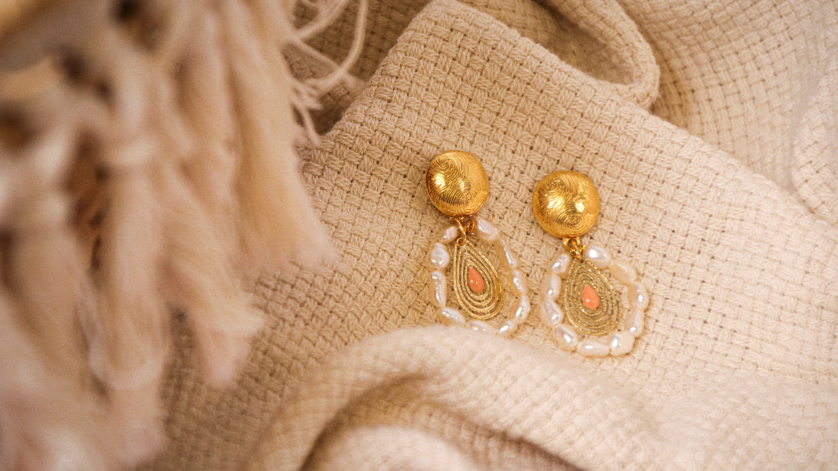 DIY Boucles d'oreilles bohème chic avec breloque goutte ajourée et perles d'eau douce