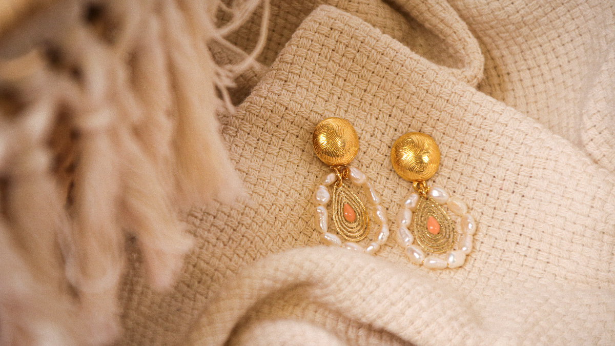 Schéma DIY Boucles d'oreilles bohème chic avec breloque goutte ajourée et perles d'eau douce