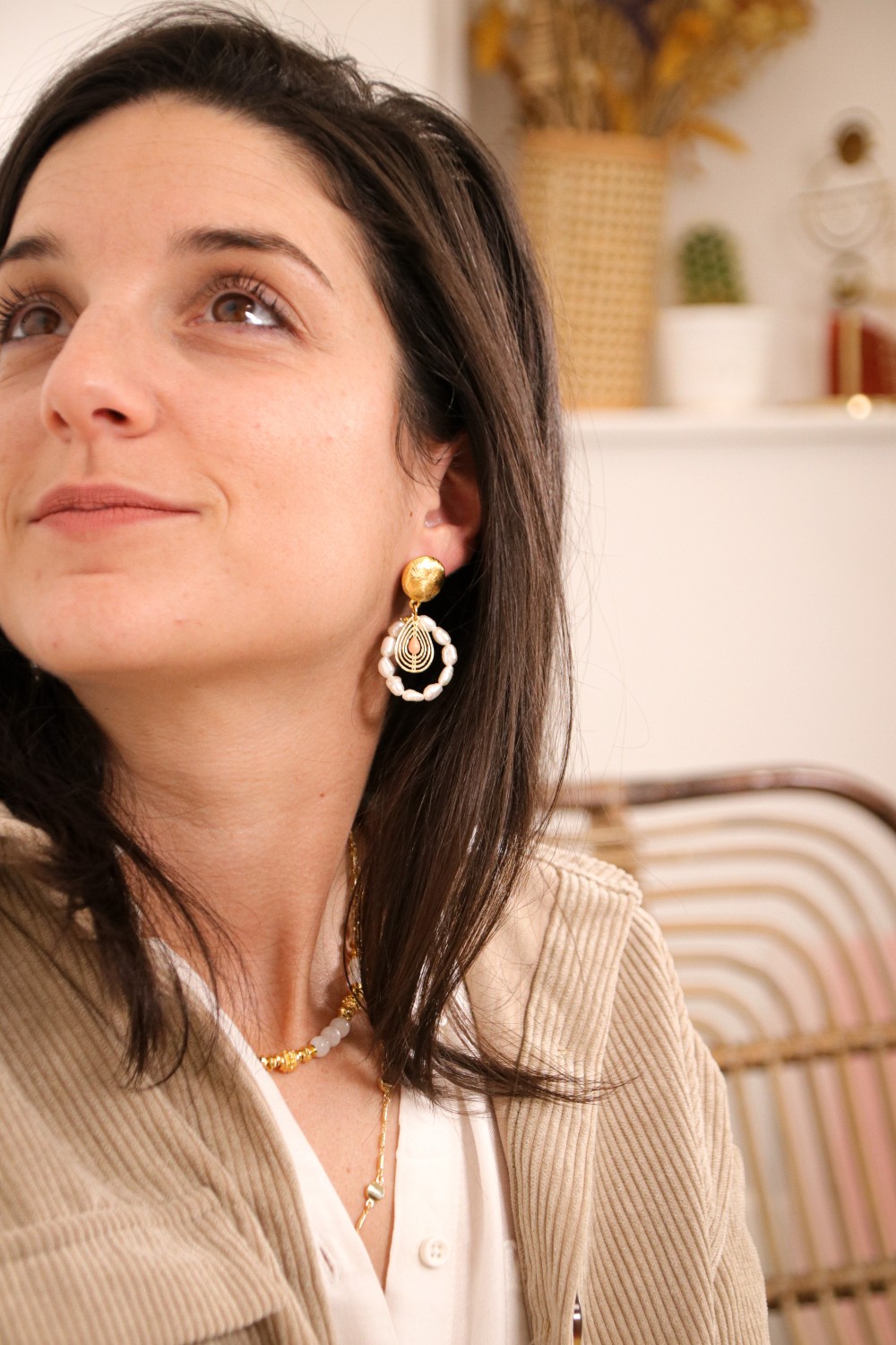 Schéma DIY Boucles d'oreilles bohème chic avec breloque goutte ajourée et perles d'eau douce