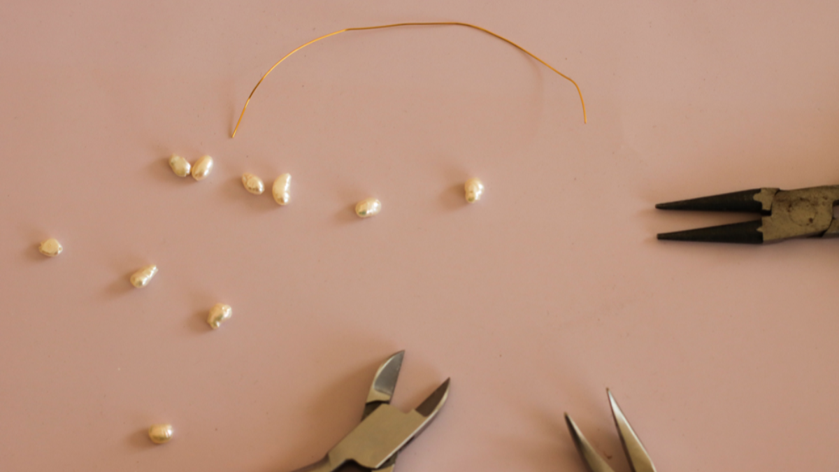 DIY Boucles d'oreilles bohème chic avec breloque goutte ajourée et perles d'eau douce : Etape 1