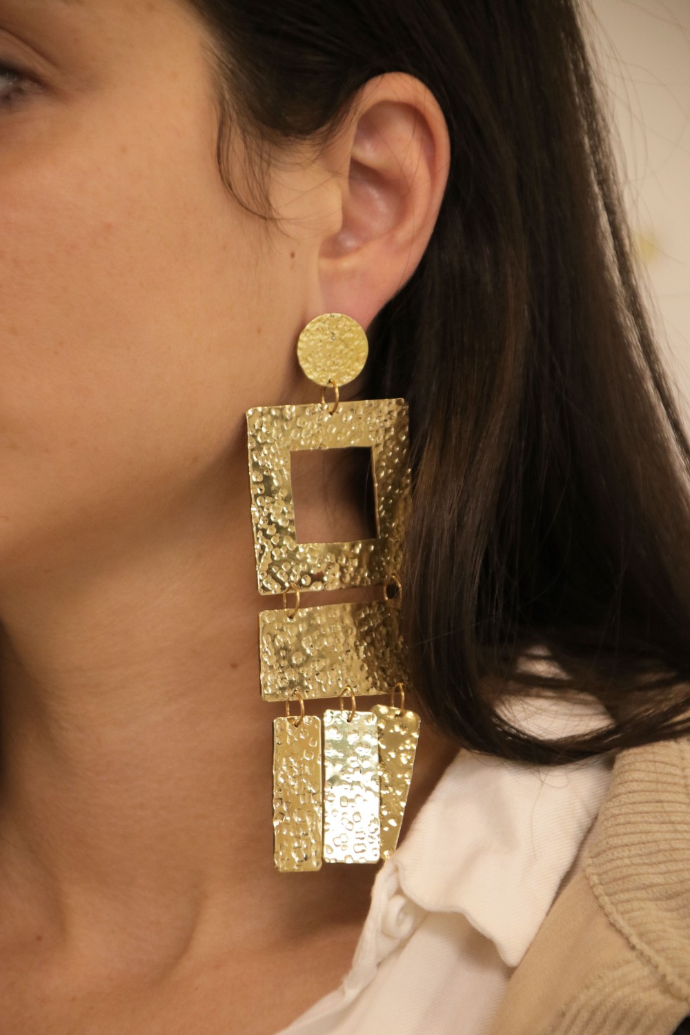 Boucles d'oreilles pendantes martelées - création de bijoux artisanaux