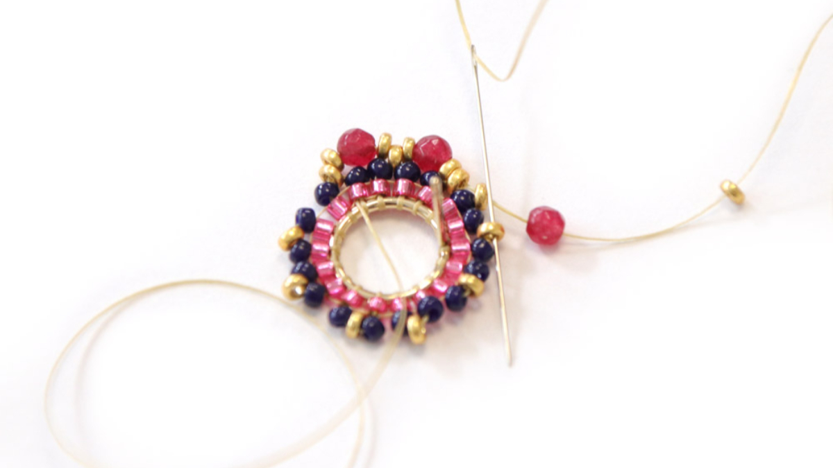 Boucles d'oreilles en perles Miyuki et pierre gemme teintée jade rouge : Etape 12