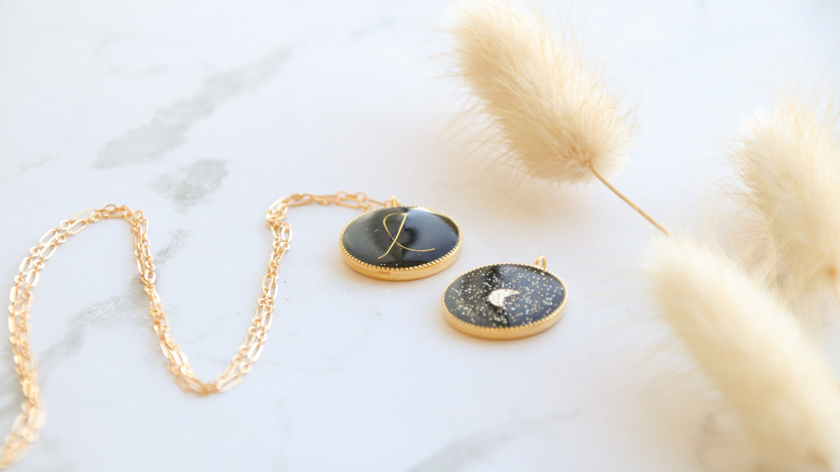 Schéma Médaillon en résine époxy avec lettre en fil métallique