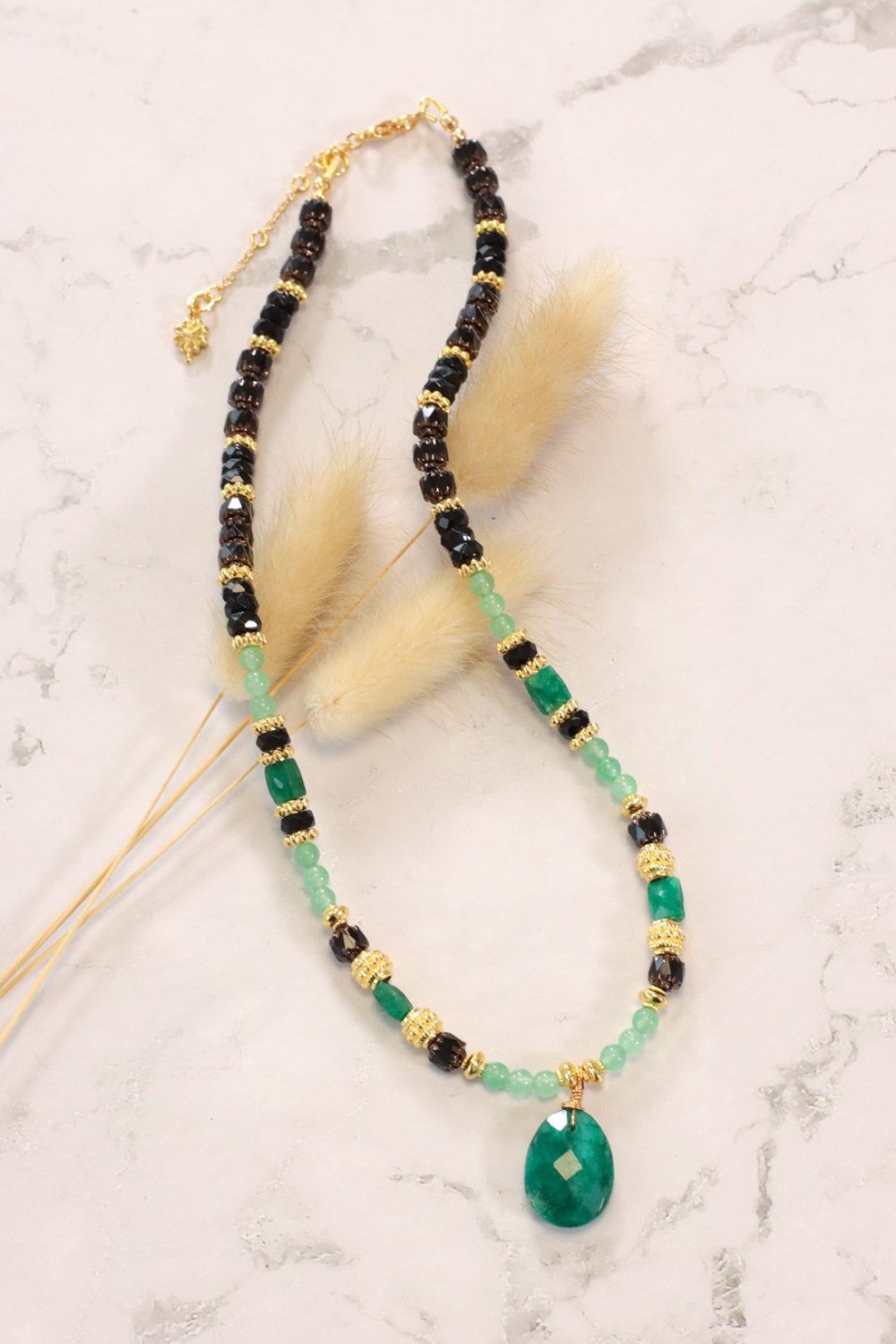 Schéma Collier pendentif imitation émeraude et perles en verre facettes antiques