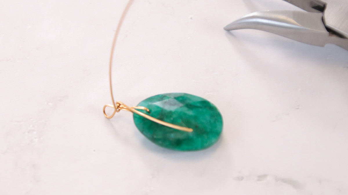 Collier pendentif imitation émeraude et perles en verre facettes antiques : Etape 5