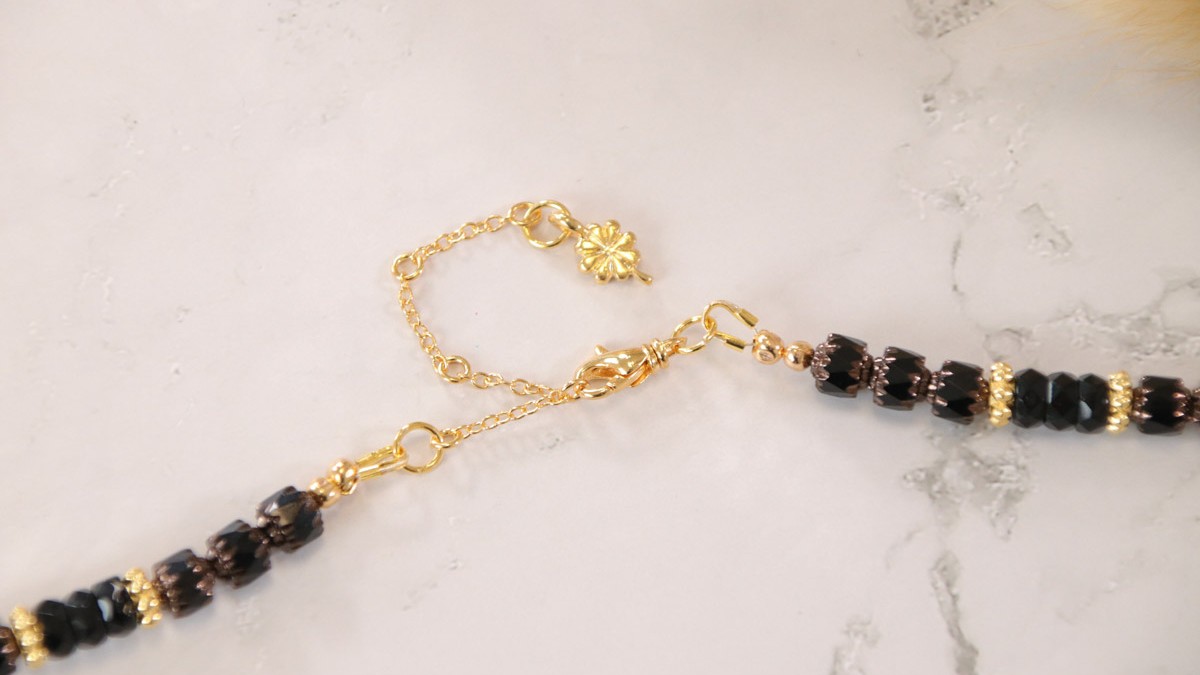 Collier pendentif imitation émeraude et perles en verre facettes antiques : Etape 9