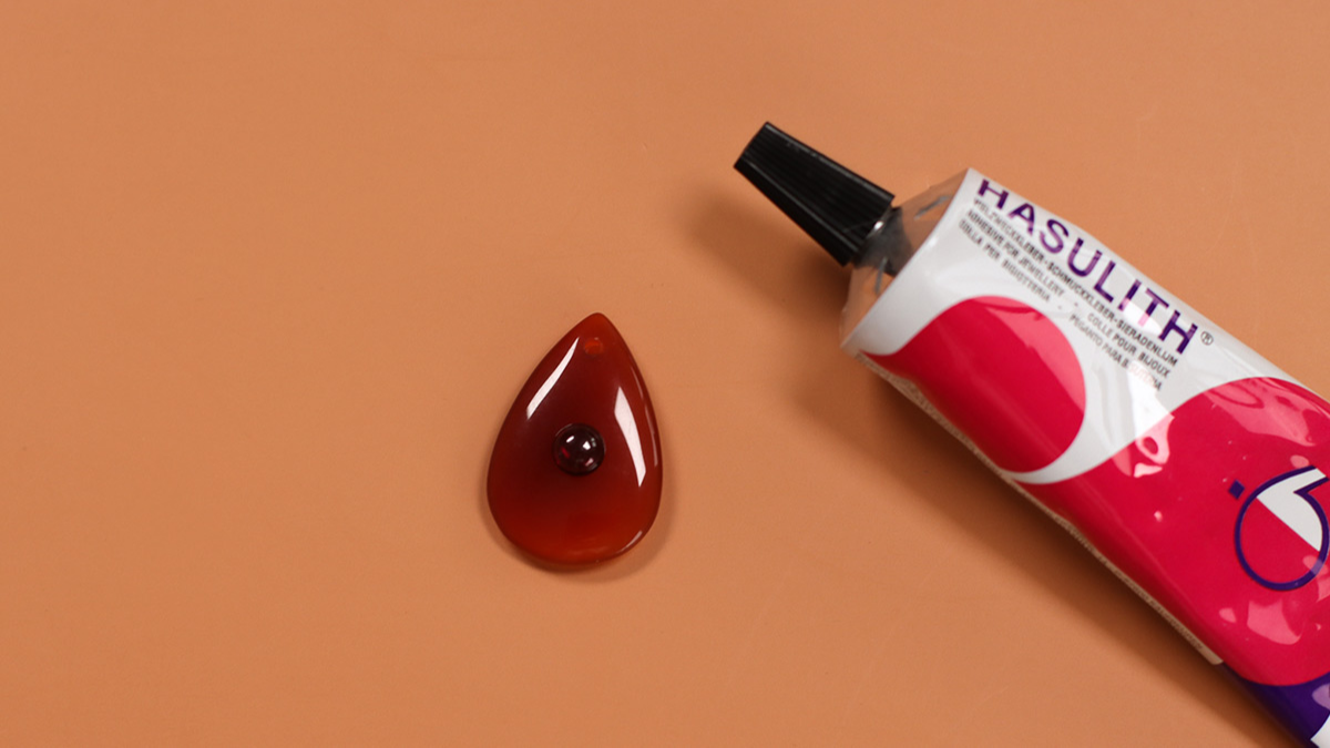 Collier asymétrique avec chaîne Gold filled (or laminé), grenat et cornaline : Etape 1