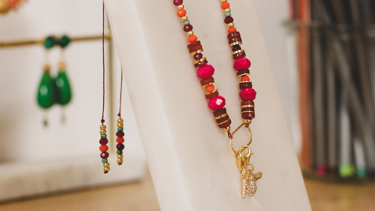 Schéma Collier macramé avec perles facettées et intercalaire central en argent 925