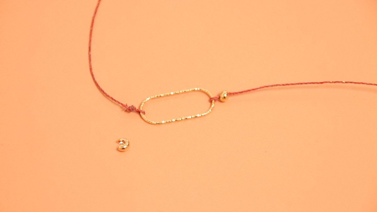 Collier macramé avec perles facettées et intercalaire central en argent 925 : Etape 1