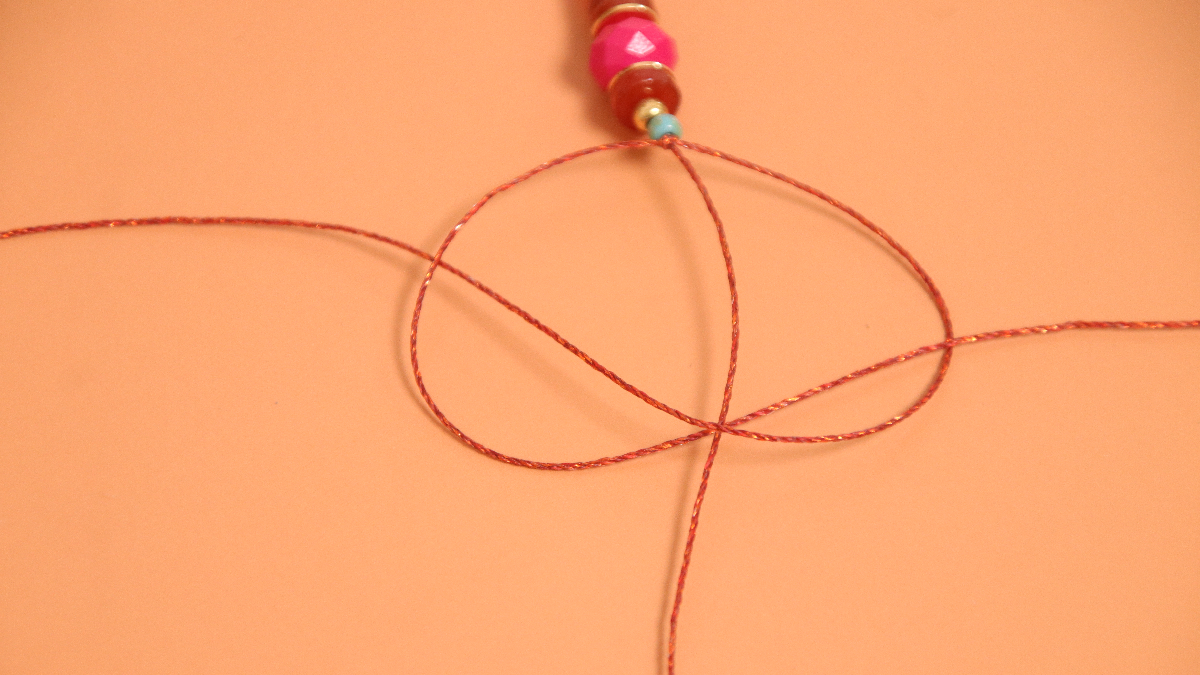 Collier macramé avec perles facettées et intercalaire central en argent 925 : Etape 3