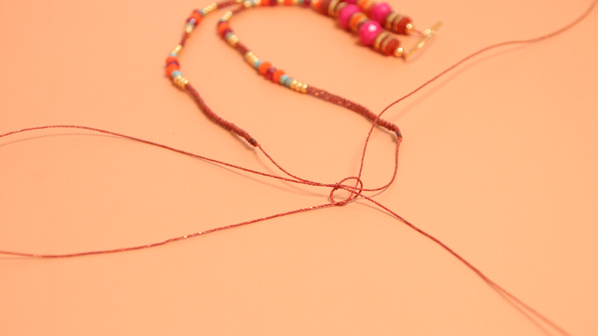 Collier macramé avec perles facettées et intercalaire central en argent 925 : Etape 6