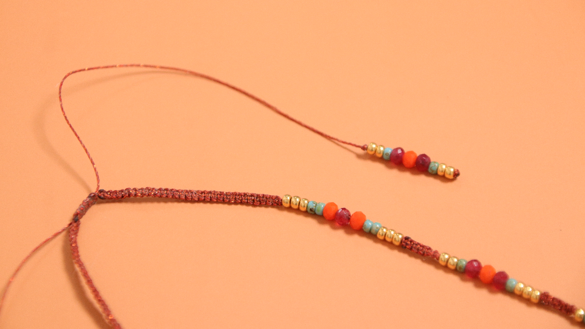 Collier macramé avec perles facettées et intercalaire central en argent 925 : Etape 7