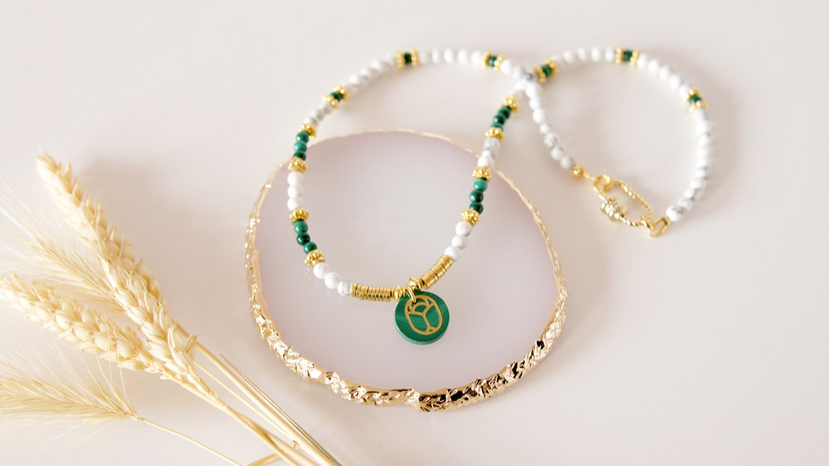 Collier en perles Howlite et Malachite Pendentif Scarabée
