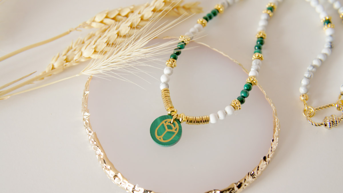Schéma Collier en perles Howlite et Malachite Pendentif Scarabée