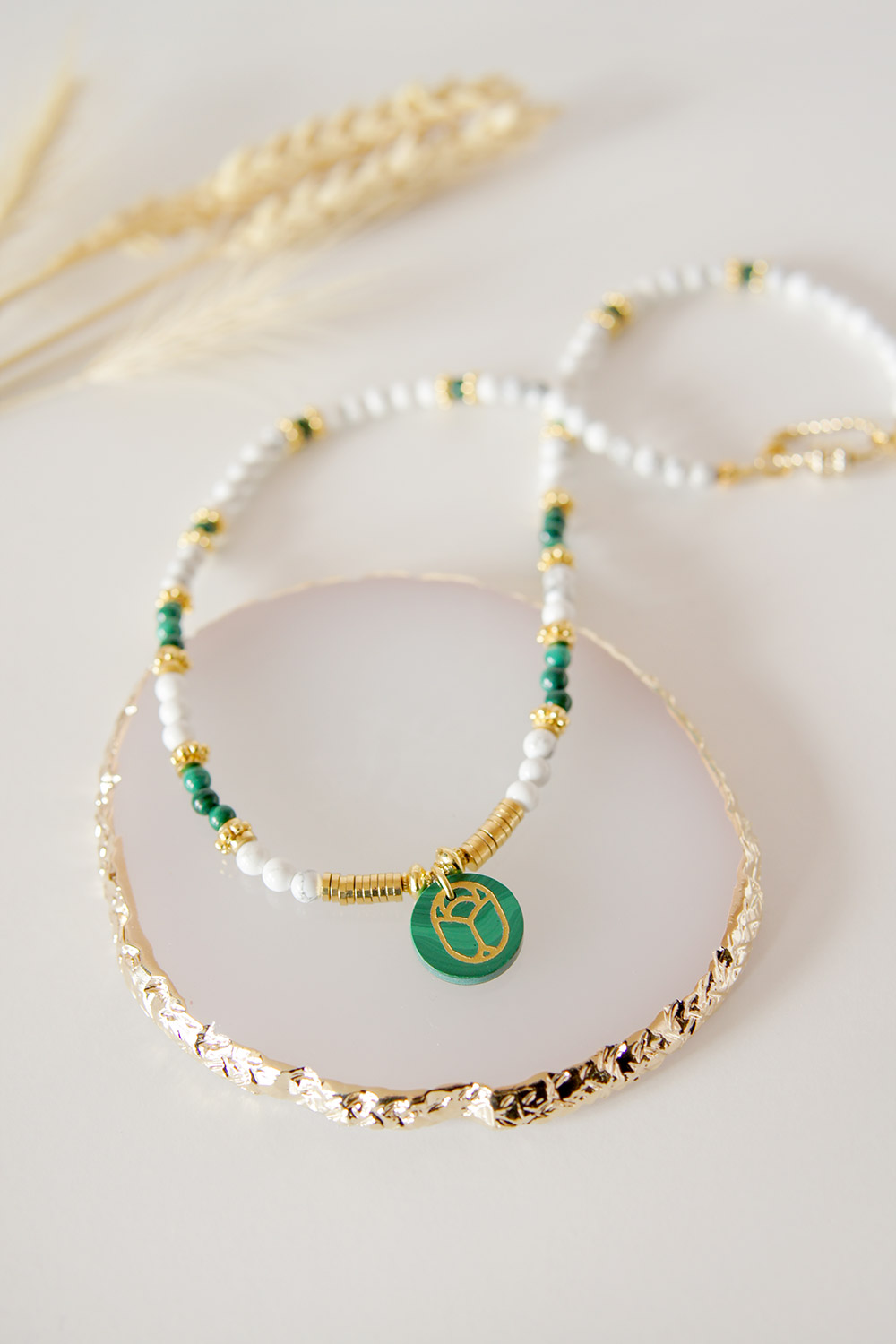 Schéma Collier en perles Howlite et Malachite Pendentif Scarabée