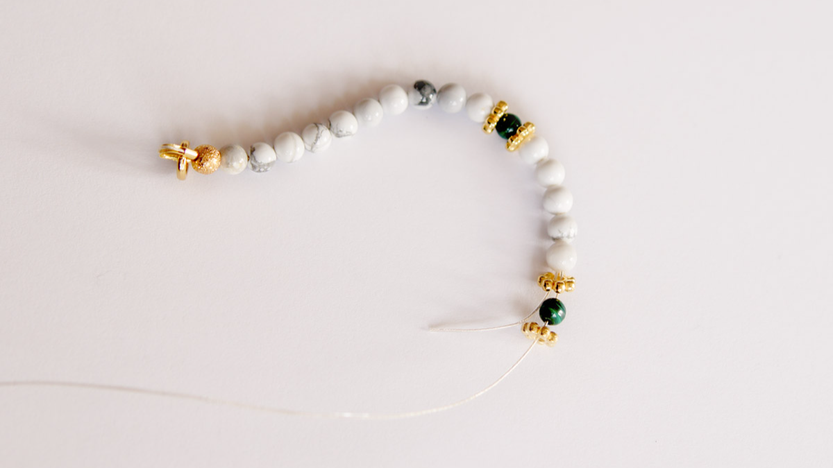 Collier en perles Howlite et Malachite Pendentif Scarabée : Etape 1