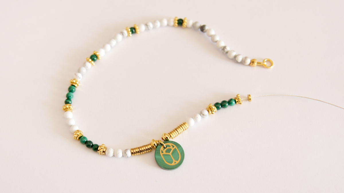 Collier en perles Howlite et Malachite Pendentif Scarabée : Etape 2