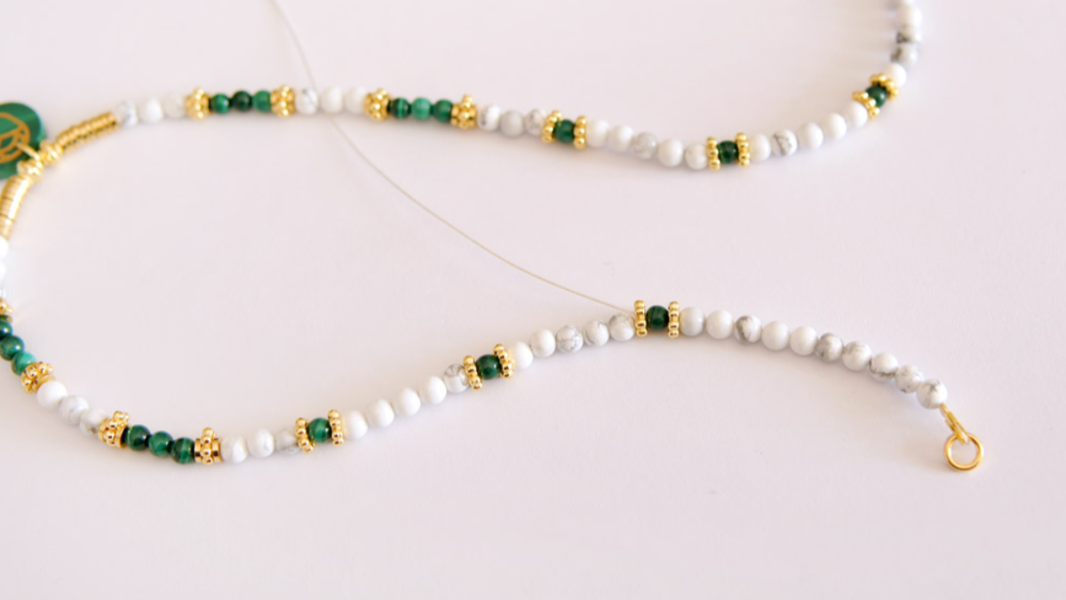 Collier en perles Howlite et Malachite Pendentif Scarabée : Etape 3