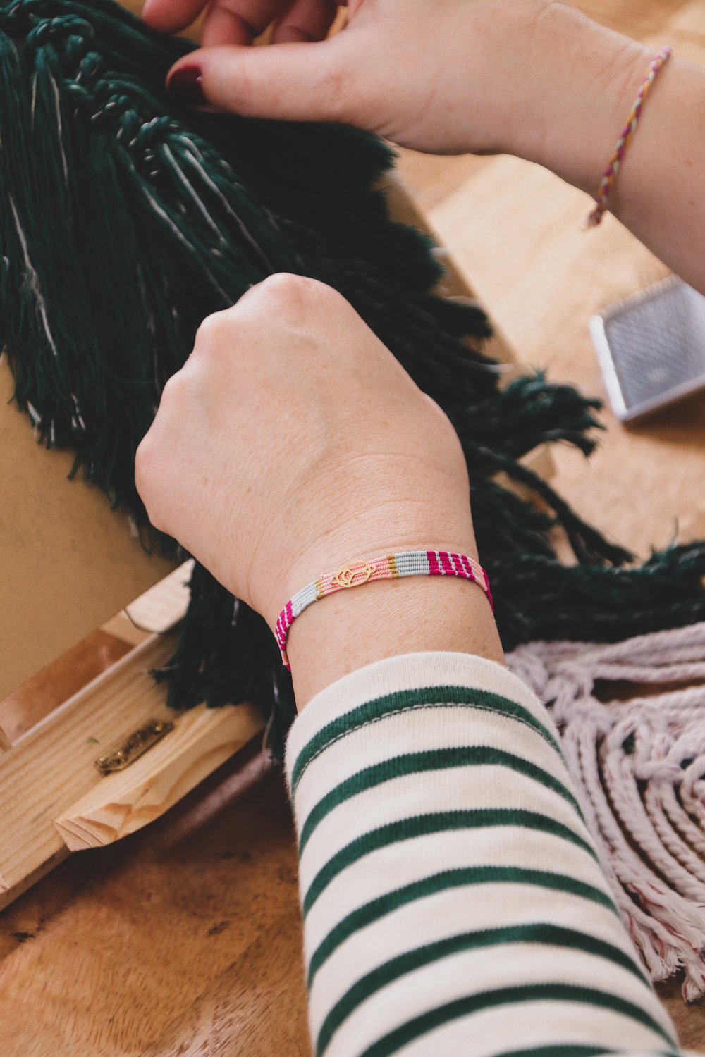 Bracelet fils de soie tissés et intercalaire scarabée doré