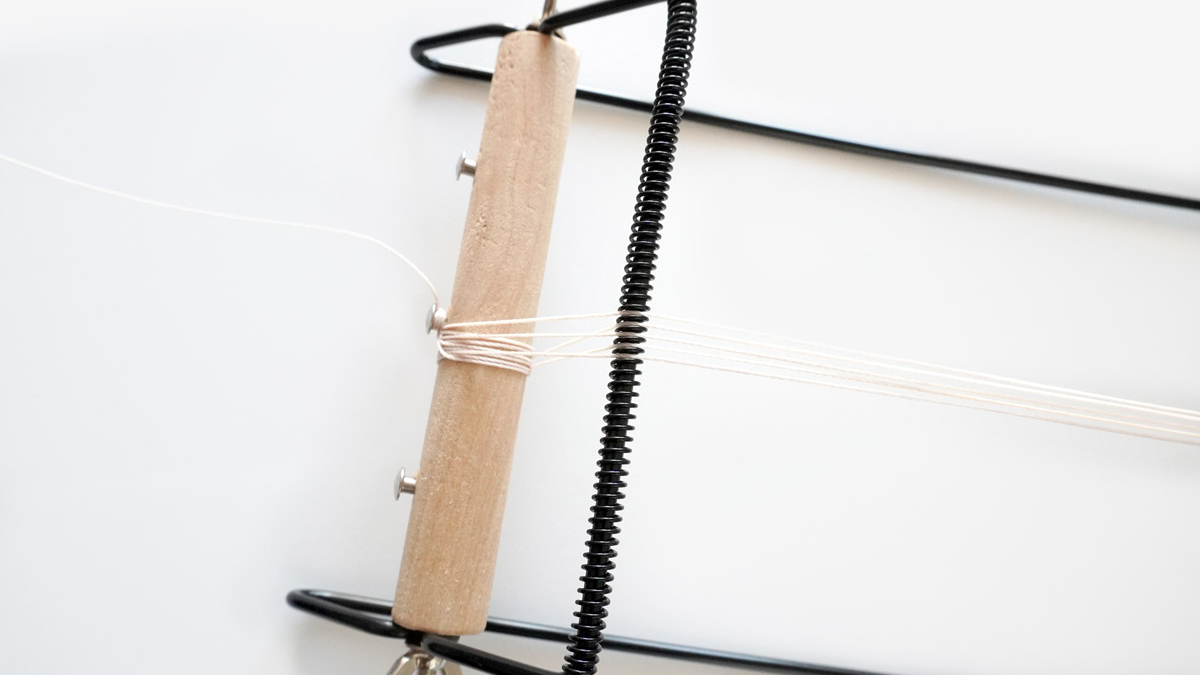 Bracelet fils de soie tissés et intercalaire scarabée doré : Etape 1