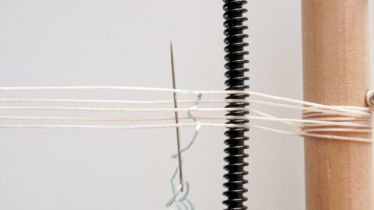 Bracelet fils de soie tissés et intercalaire scarabée doré : Etape 3